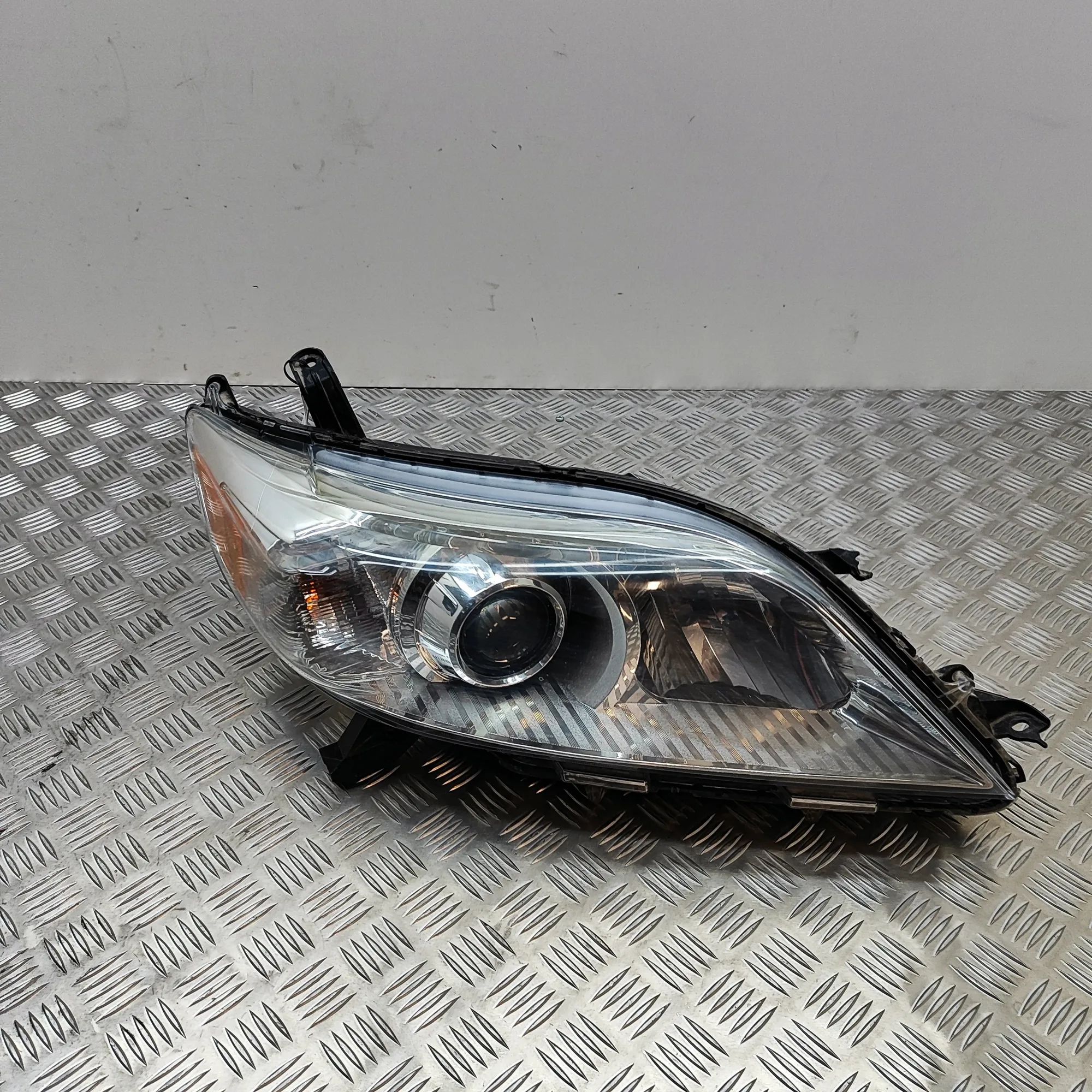 Toyota Sienna Front Right Headlight Front Right Headlight — TOYOTA SIENNA _L3_ (200...
