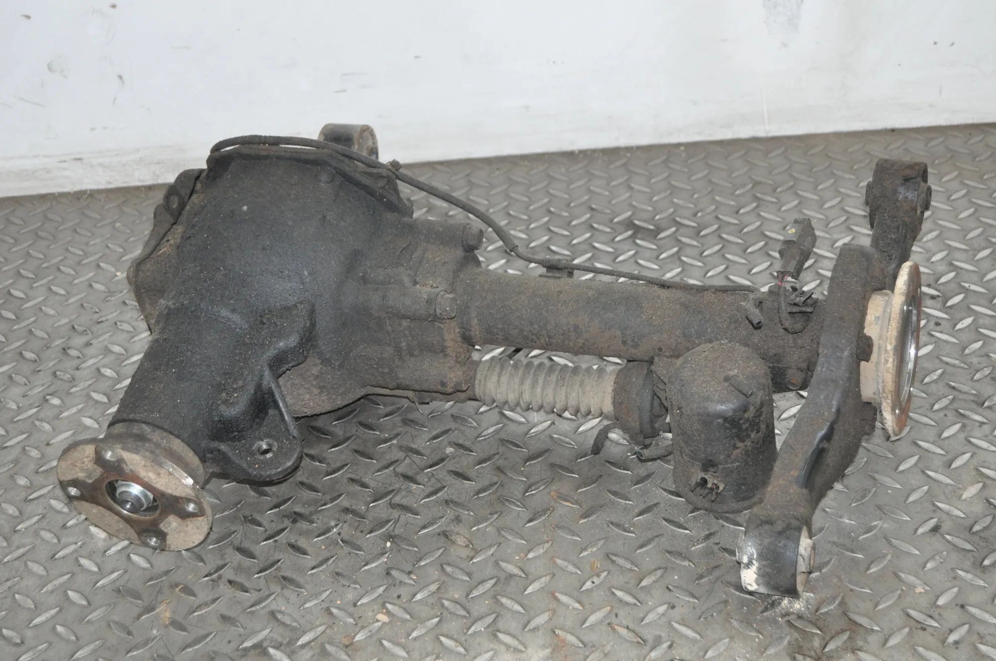 Mitsubishi Pajero front differential Front differential — MITSUBISHI PAJERO III V7_W...