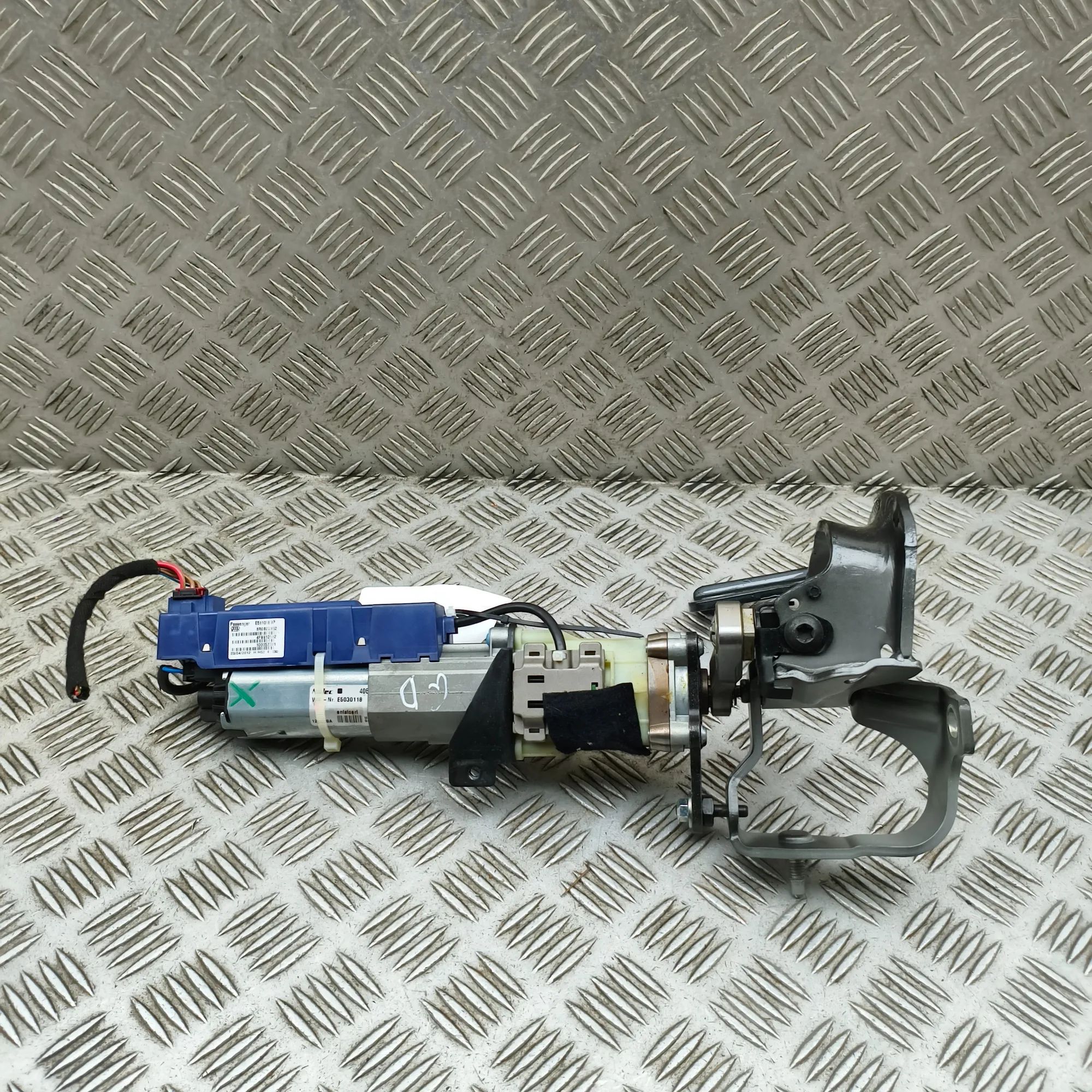 Audi Q5 (8R) Power tailgate lift motor — right Power tailgate lift motor — right — AUDI Q5 8R ...