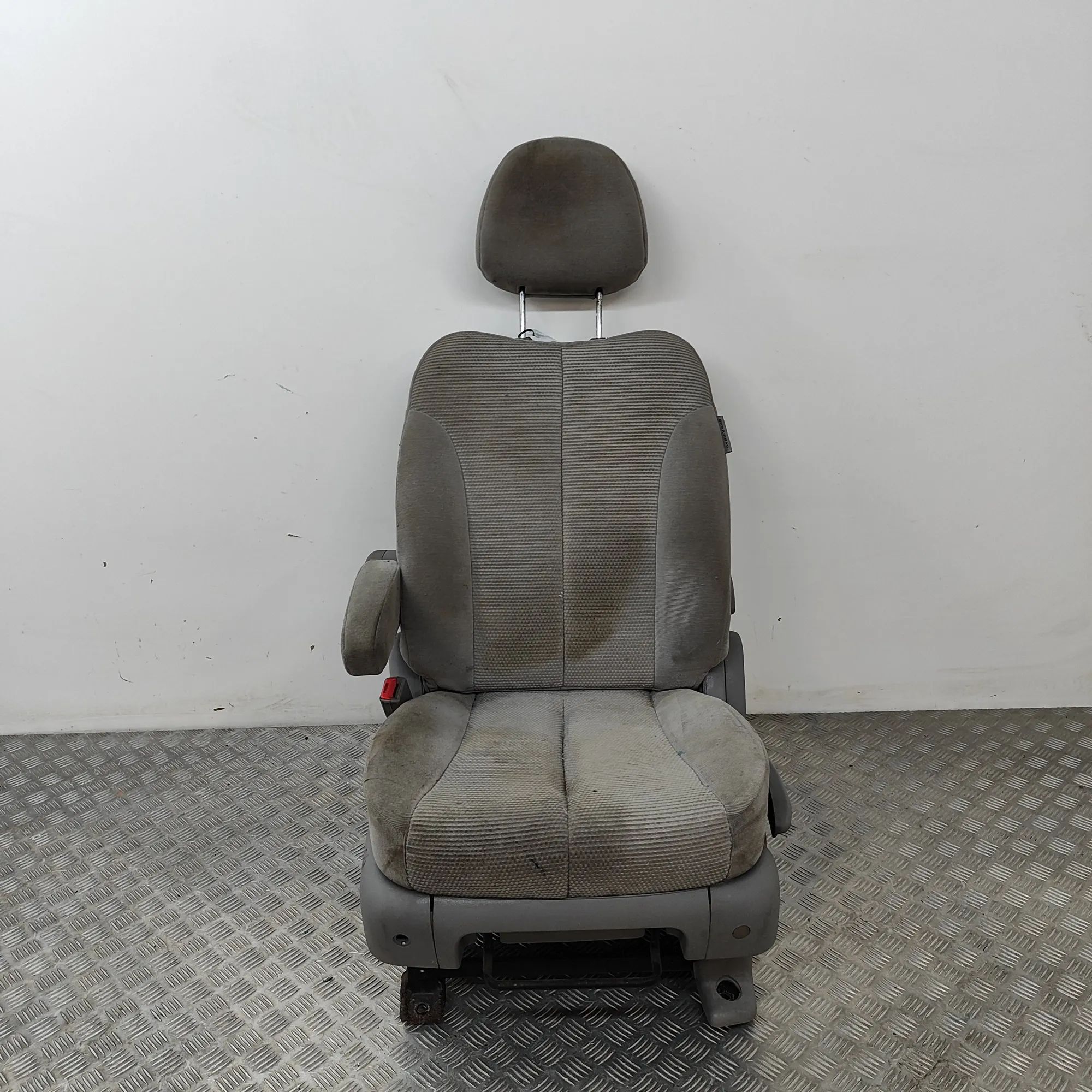 Kia Carnival Front Left Seat Front left seat — KIA CARNIVAL / GRAND CARNIVAL...