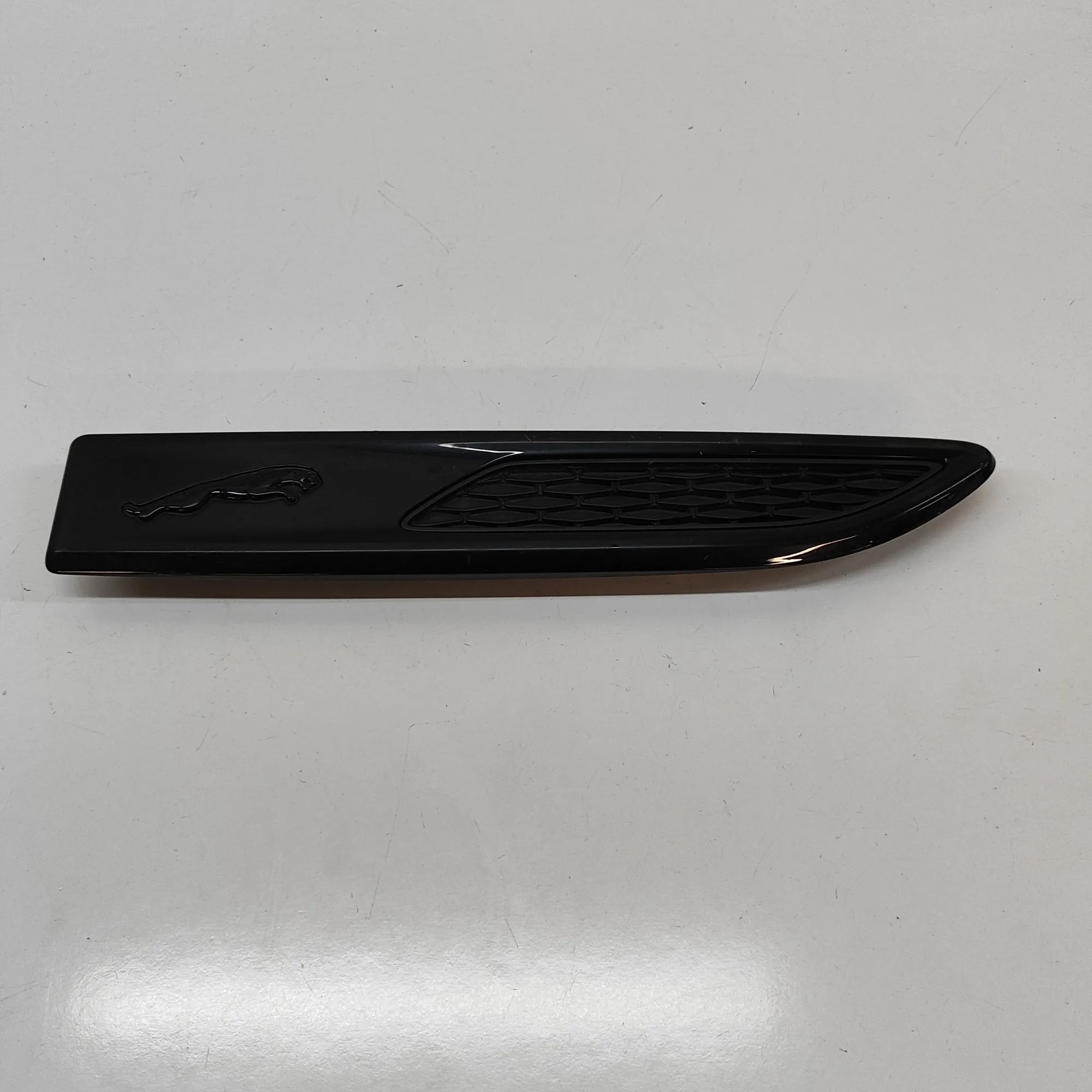 Jaguar F-Pace Wing emblem — right Wing emblem — right — JAGUAR F-PACE X761 (2015-...