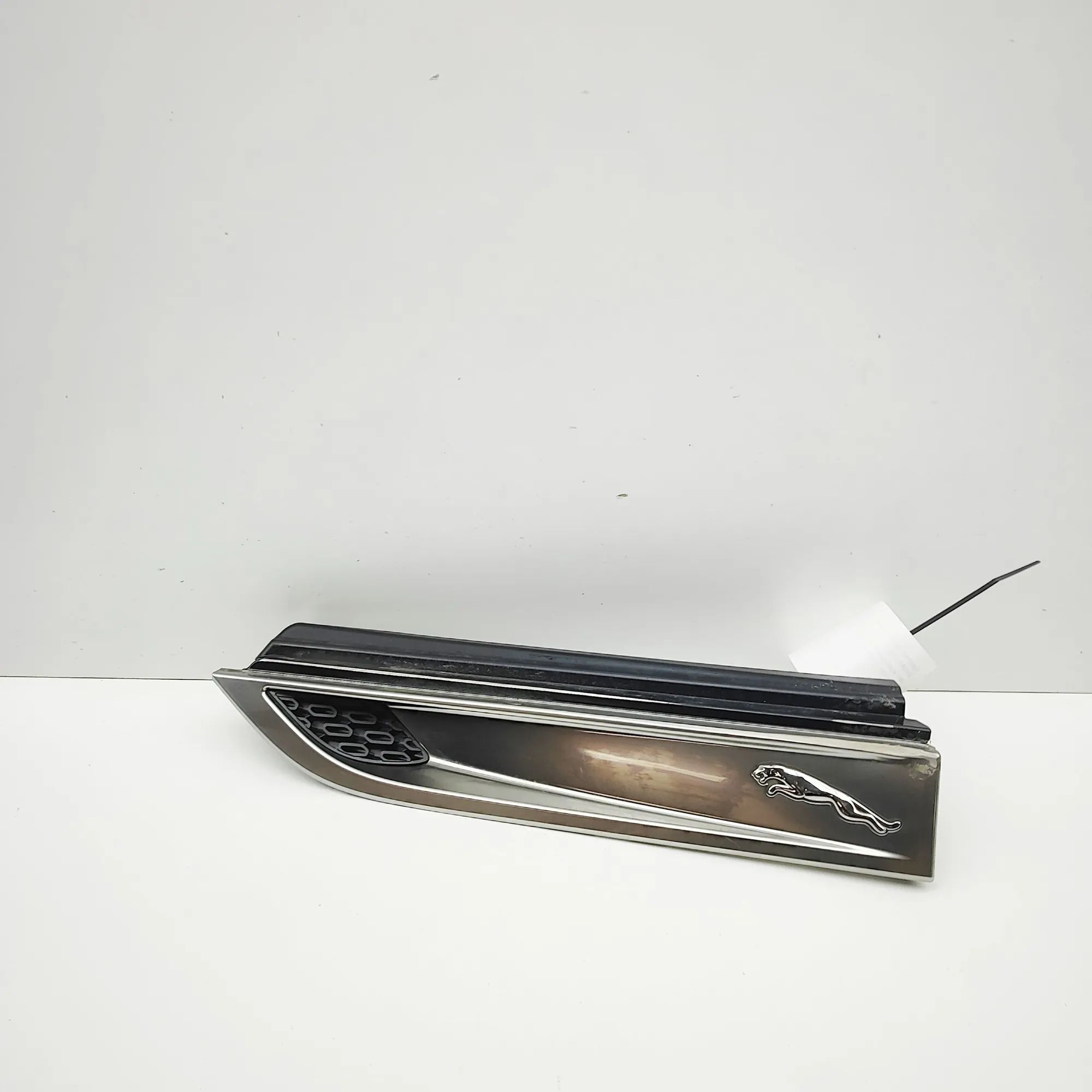Jaguar F-Type Wing emblem — left Wing emblem — left — JAGUAR F-TYPE Coupe X152 (...