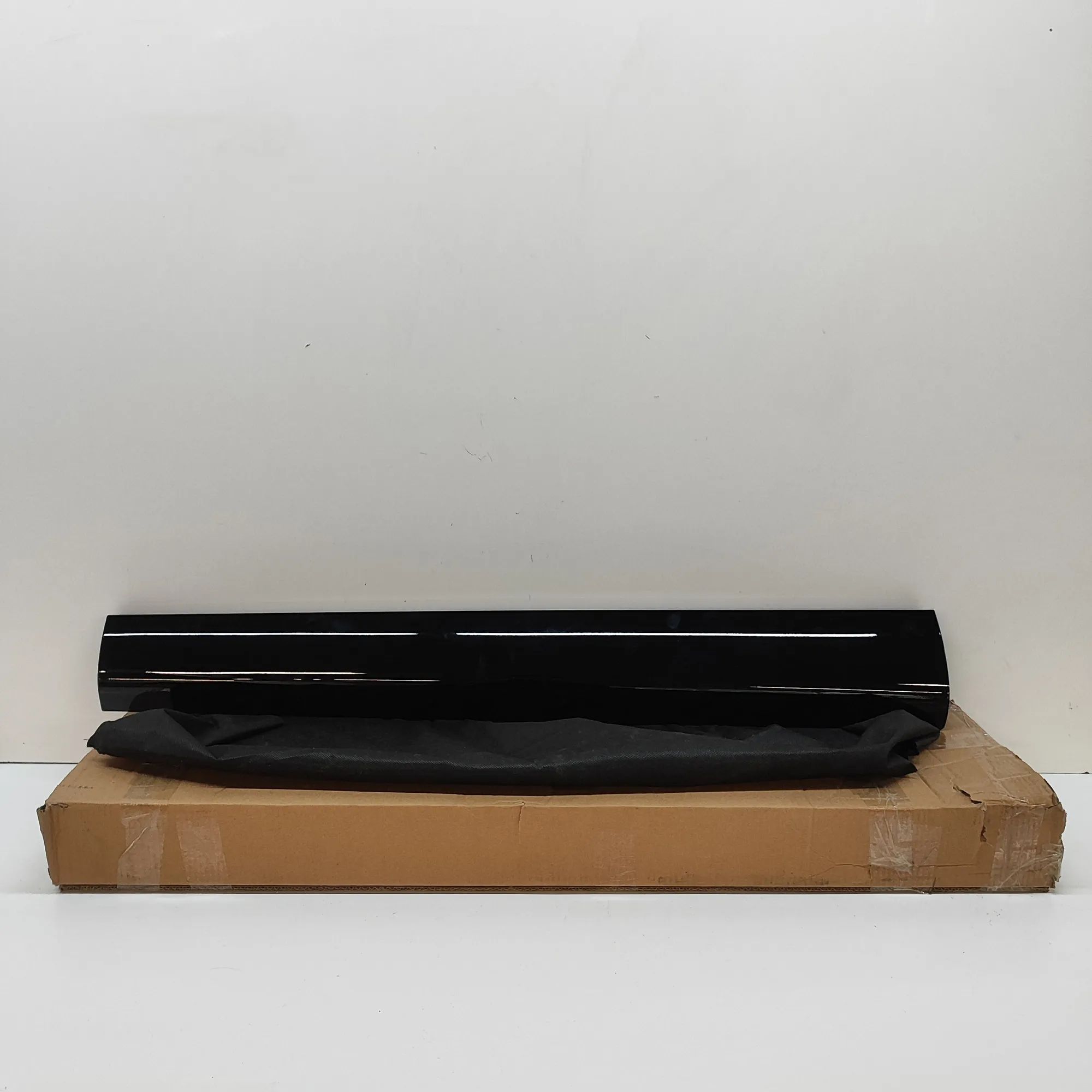 Land Rover Range Rover Sport (L494) Front Left Door Lower Molding Front Left Door Lower Molding — LAND ROVER RANG...