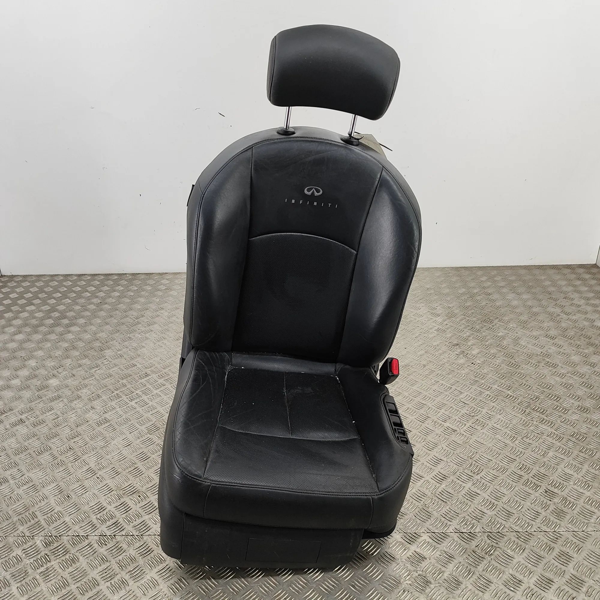 Infiniti FX (S50) Front Right Seat Front right seat — INFINITI FX (2002-2008) — 87...