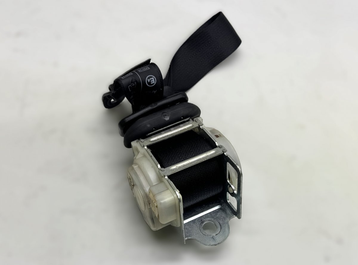 Chrysler 300 Seat belt — rear left Seat belt — rear left — CHRYSLER 300C II (2010-...