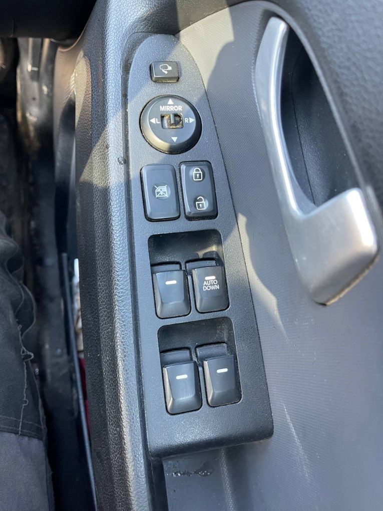 Kia Sportage Main window switch Main window switch — KIA SPORTAGE III (SL) (201...