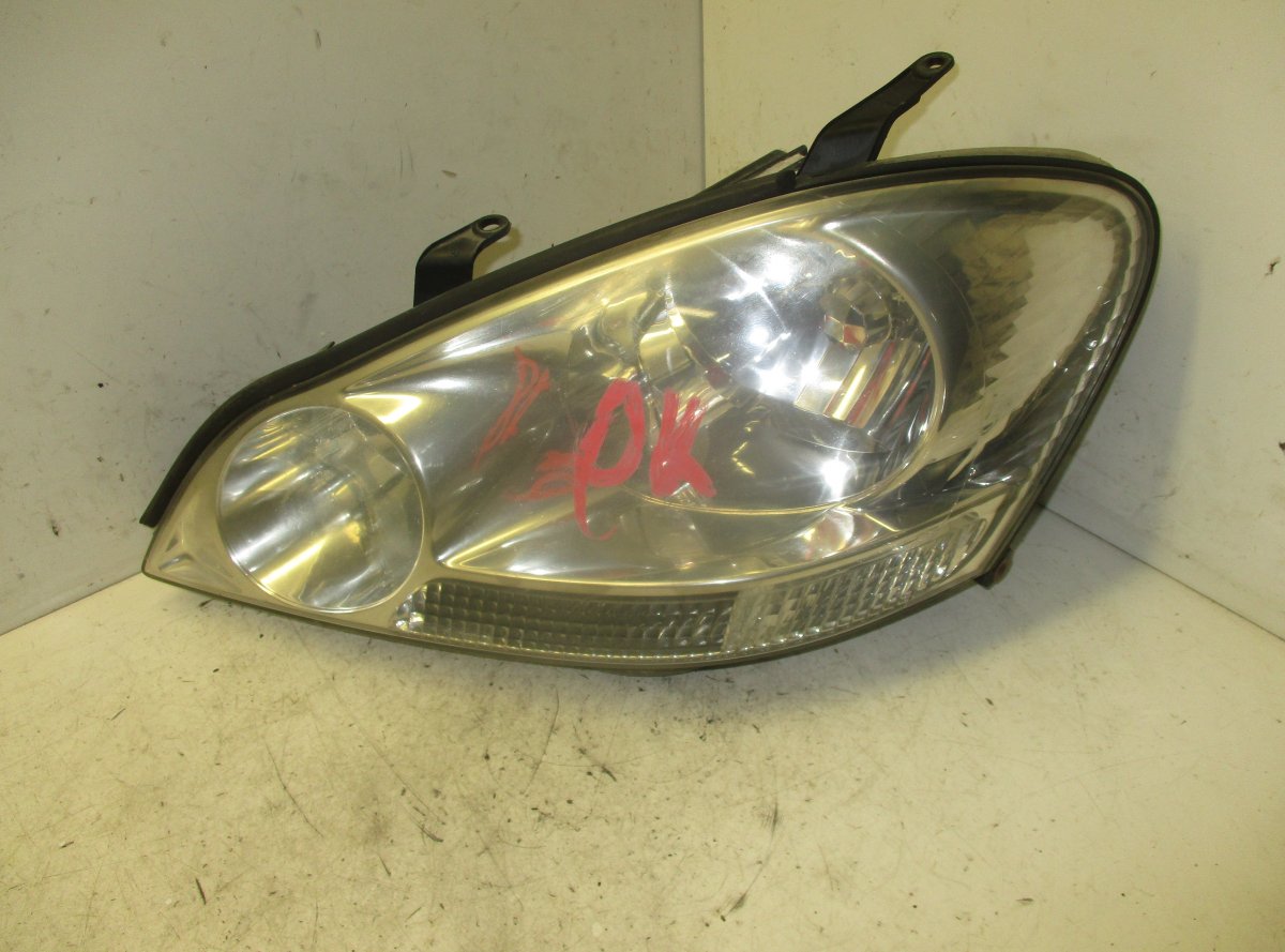 Toyota Avensis Verso Left headlight