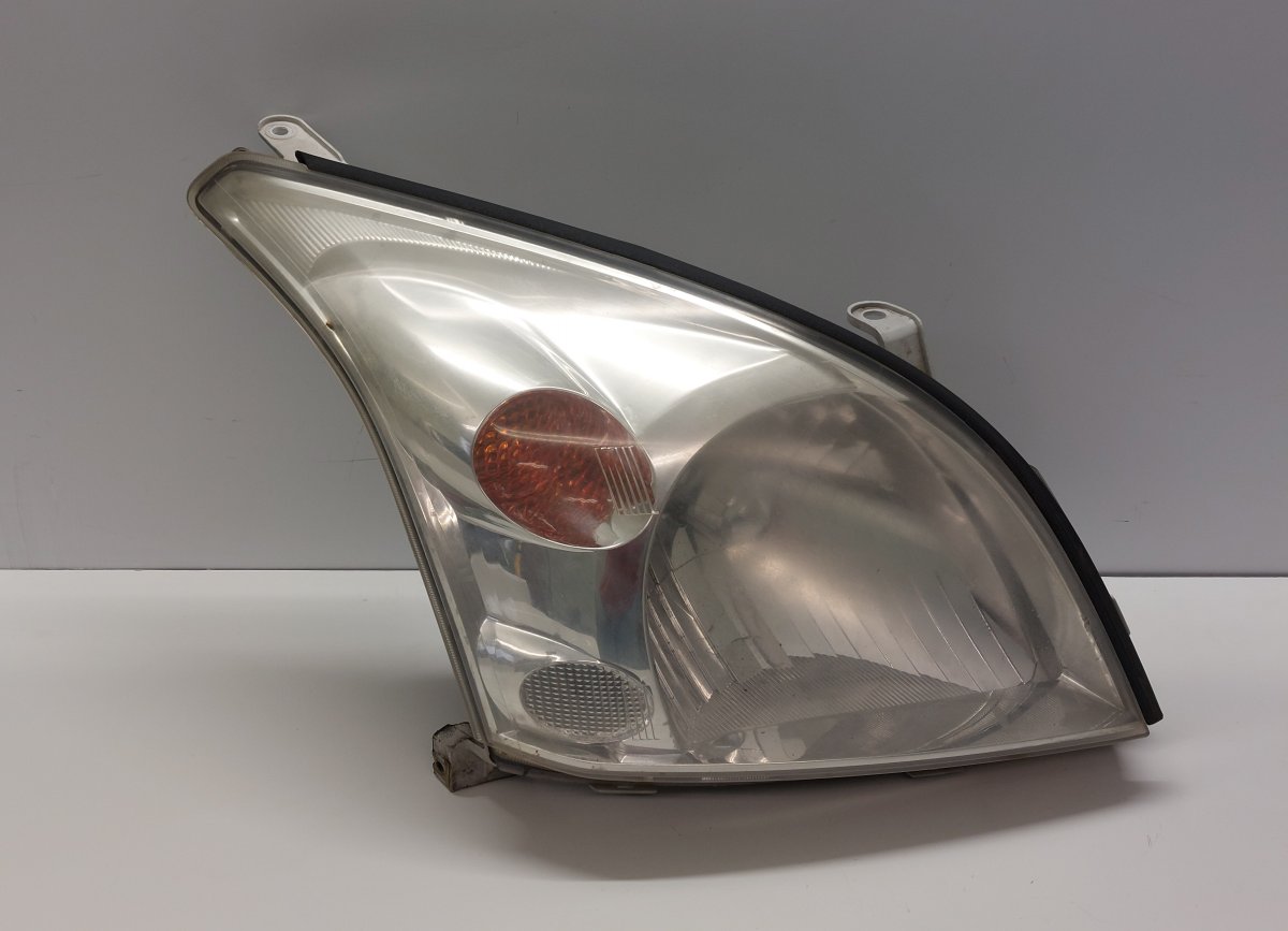 Toyota Land Cruiser 100 Right headlight Right headlight — TOYOTA LAND CRUISER 120 (2002...