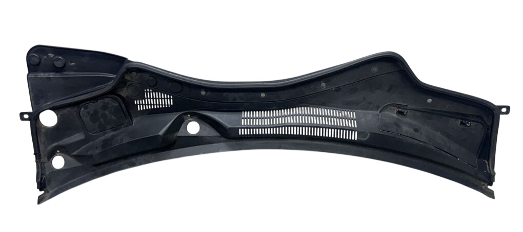 Maserati Quattroporte Windscreen wiper cowl Windscreen wiper cowl — MASERATI QUATTROPORTE V...
