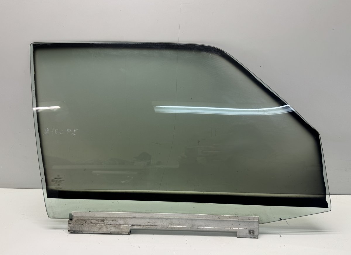 Mercedes-Benz 200 - 300 (W123) Door window glass — front right Door window glass — front right — MERCEDES-BENZ...