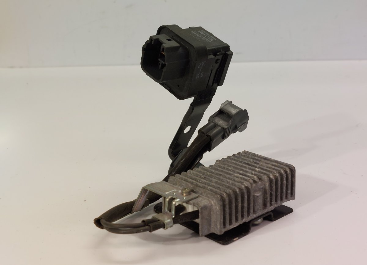 Toyota Avensis (T25) Radiator Fan Relay / Control unit Radiator fan relay / control unit — TOYOTA AVEN...