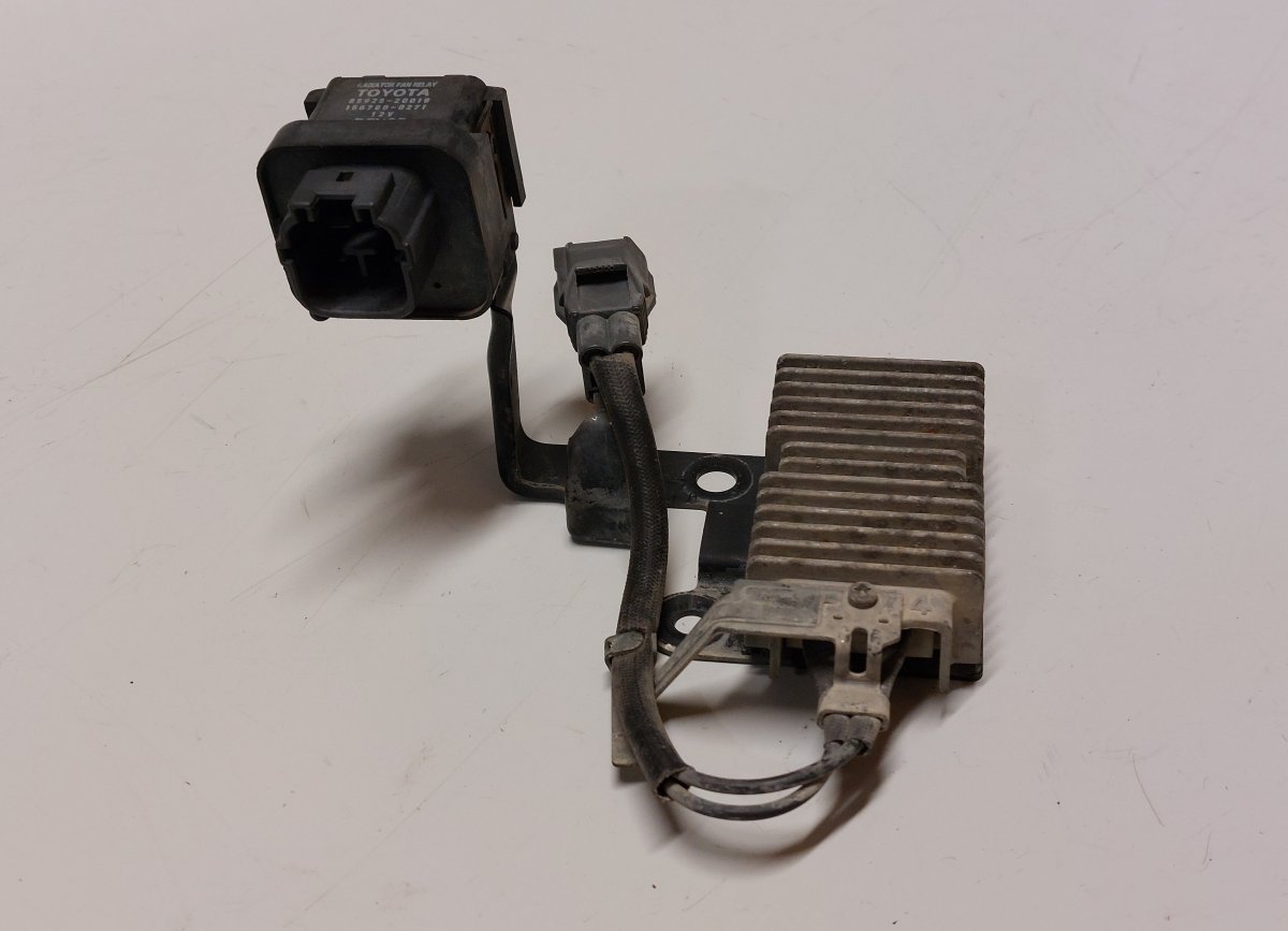 Toyota Avensis (T25) Radiator Fan Relay / Control unit Radiator fan relay / control unit — TOYOTA AVEN...