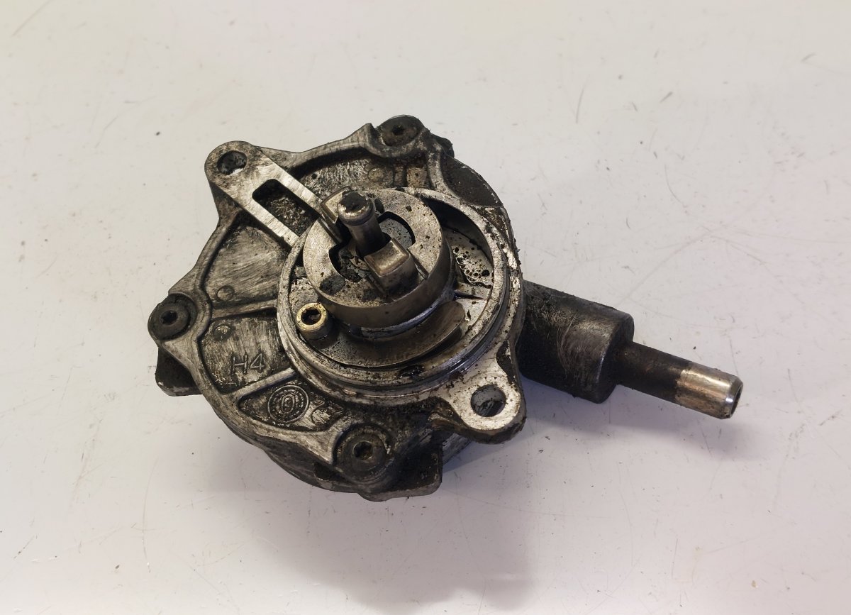 Mercedes-Benz Sprinter (W901-905) Brake Vacuum Pump Brake vacuum pump — MERCEDES-BENZ SPRINTER (903...