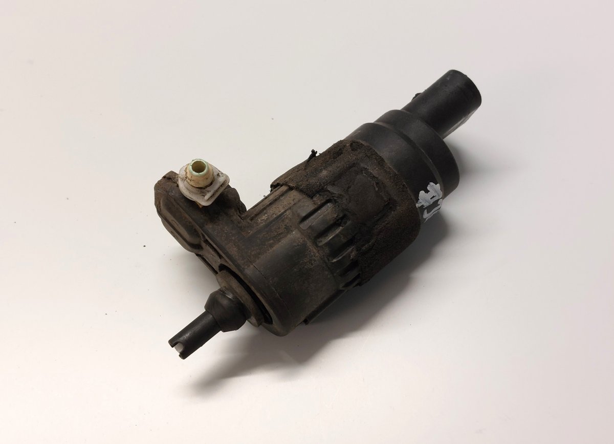 Audi Q5 (8R) Windscreen washer pump Windscreen washer pump — AUDI Q5 (8R) (2008-201...