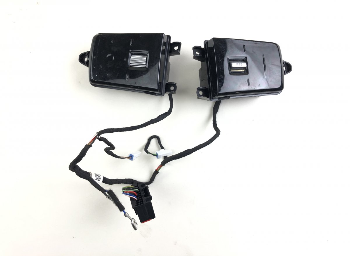 Land Rover Range Rover Evoque Steering Wheel MF Switch Left Steering Wheel MF Switch Left — LAND ROVER EVOQ...