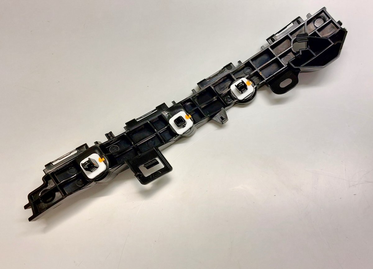 Toyota Yaris Bumper support bracket on wing — rear right
