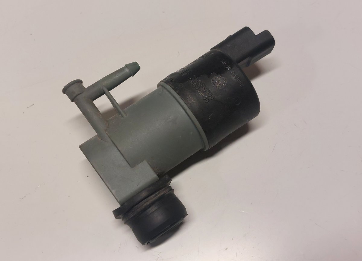Nissan Navara (D40) Windscreen washer pump Windscreen washer pump — NISSAN NAVARA II / NP3...
