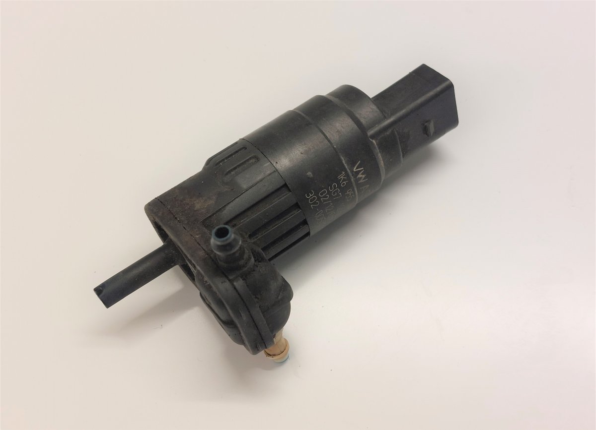 Skoda Superb (3T) Windscreen washer pump Windscreen washer pump — SKODA SUPERB II (3T4, ...