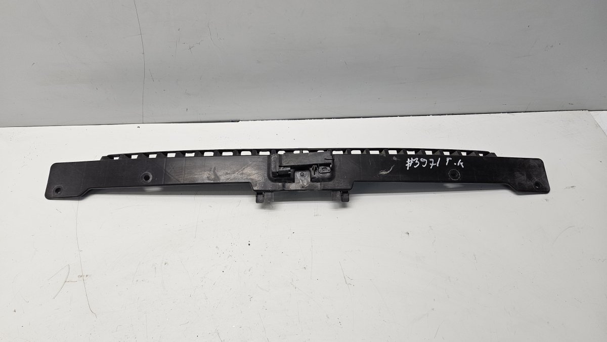 Chrysler 300 Centre rear bumper bracket Centre rear bumper bracket — CHRYSLER 300C II (...