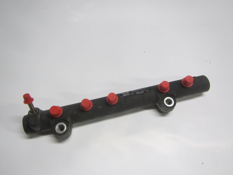 Toyota Auris Fuel Distributor / fuel rail Fuel distributor / fuel rail — TOYOTA AURIS (_E...