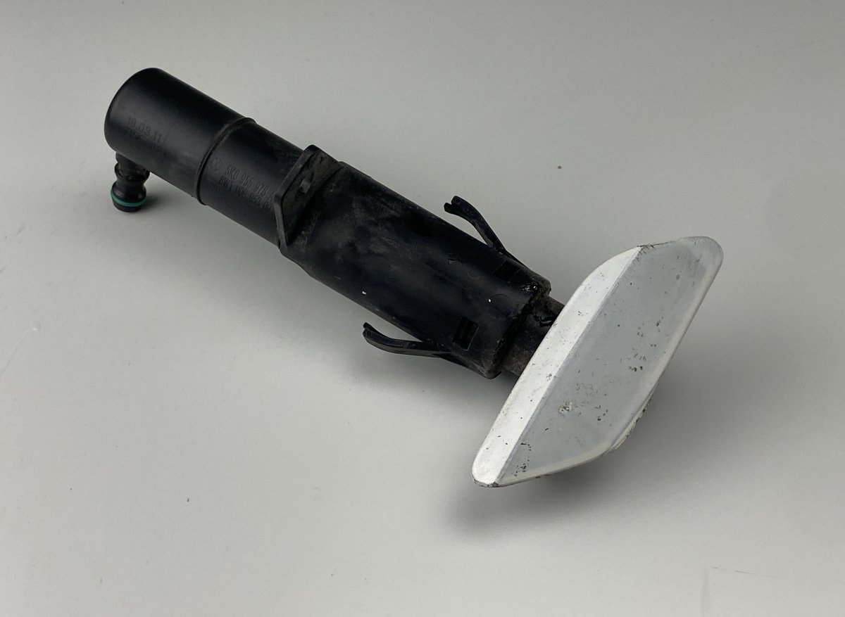 Volkswagen Jetta Headlight washer nozzle — right Headlight washer nozzle — right — VW JETTA VI (...