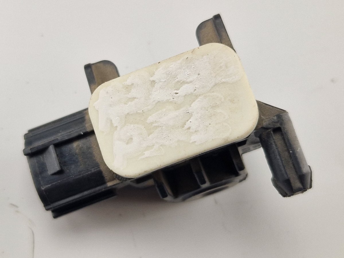 Nissan Juke Airbag impact sensor — right Airbag impact sensor — right — NISSAN JUKE I (F...