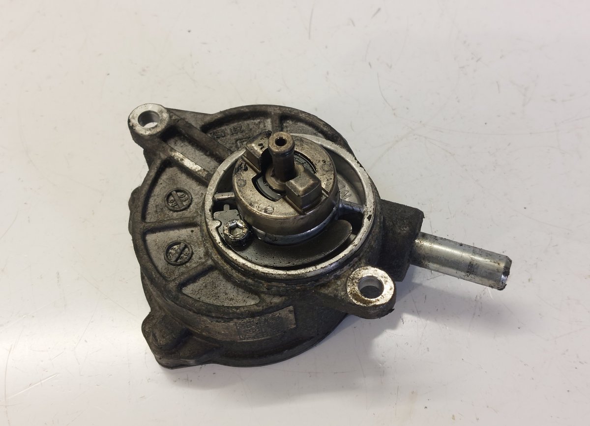 Mercedes-Benz A (W169) Brake Vacuum Pump Brake vacuum pump — MERCEDES-BENZ C-CLASS (W204...