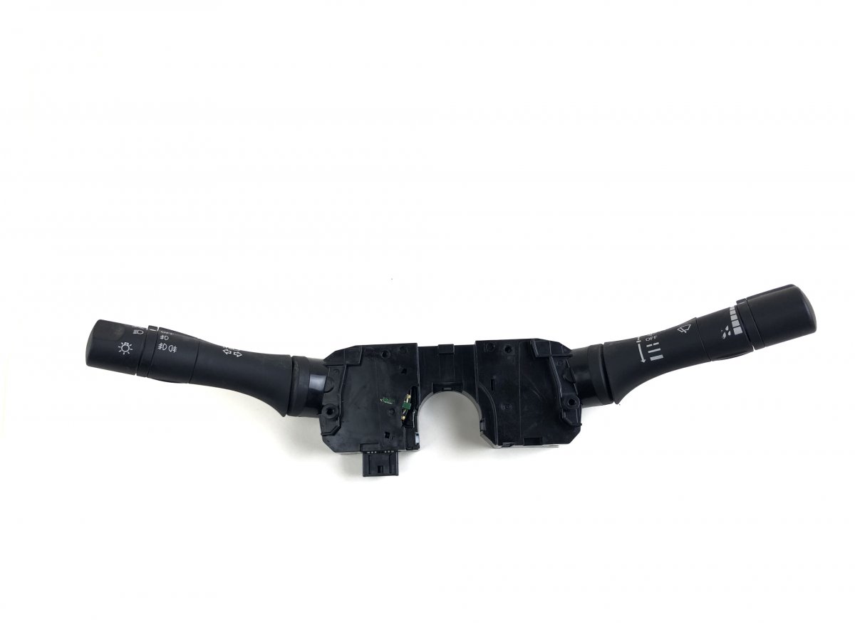 Nissan Navara (D23) Turn signal and wiper stalk Turn signal and wiper stalk — NISSAN NAVARA III...