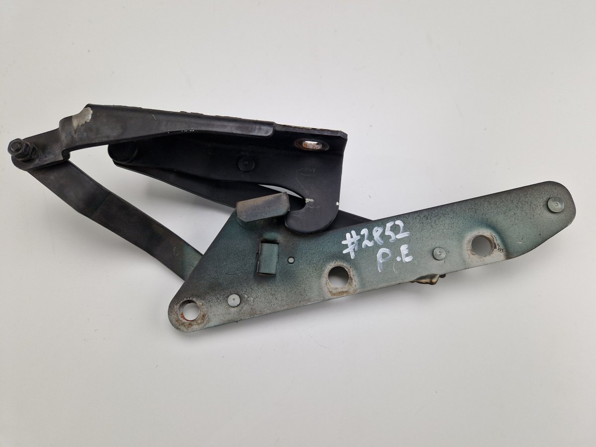 Maserati Quattroporte Bonnet hinge — right Bonnet hinge — right — MASERATI QUATTROPORTE IV...
