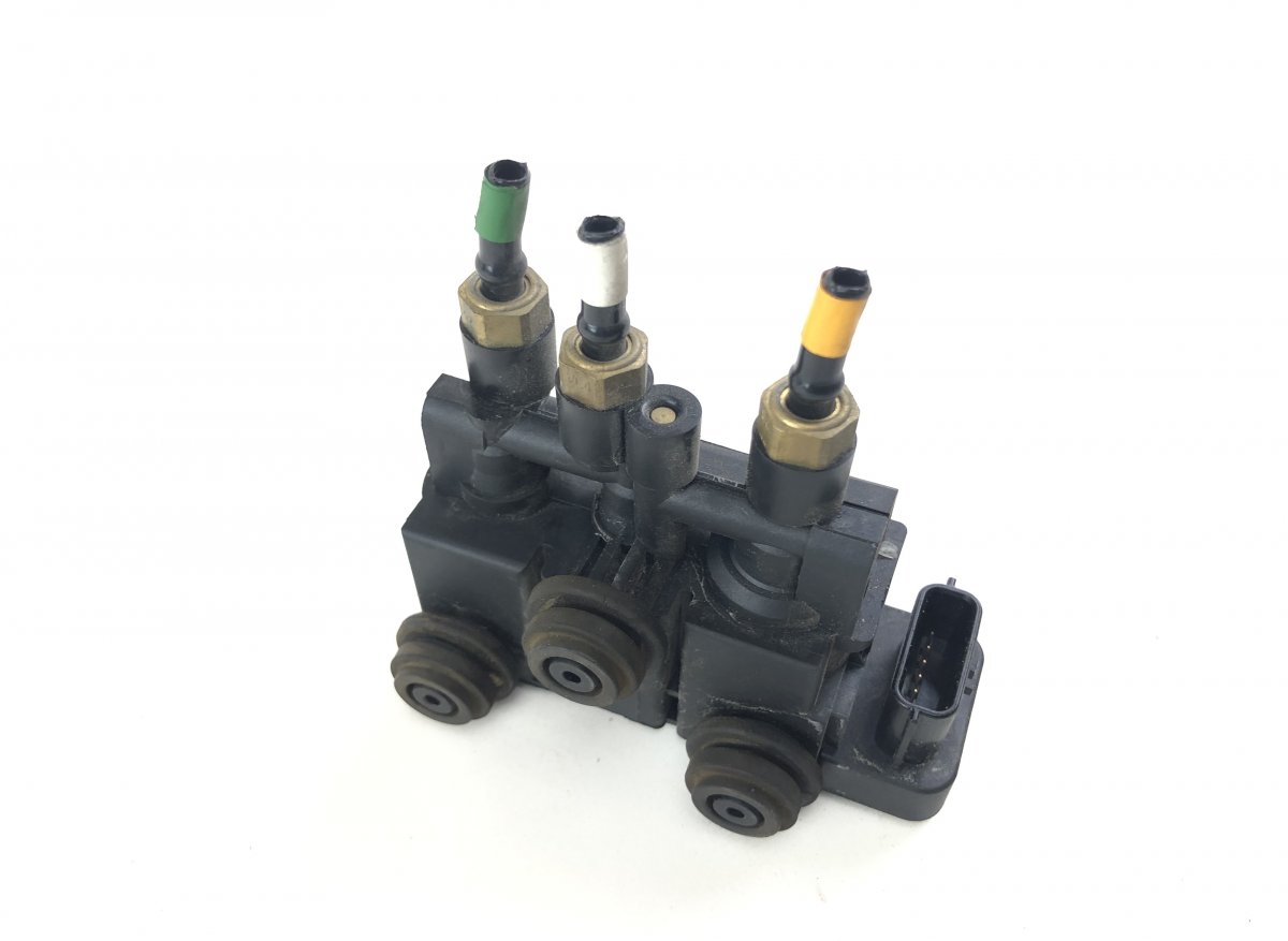 Land Rover Range Rover Sport (L494) Air suspension valve block Air suspension valve block — LAND ROVER RANGE R...