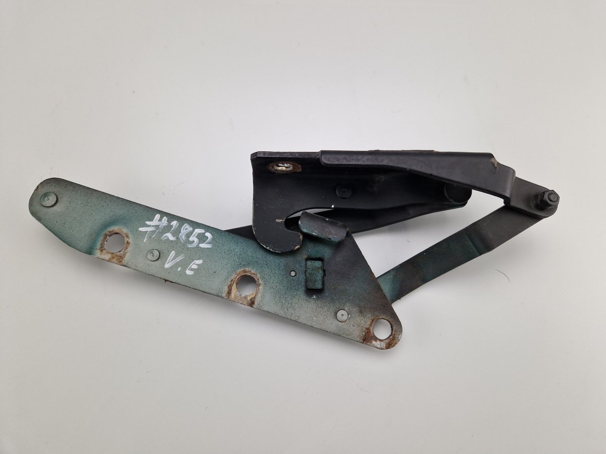 Maserati Quattroporte Left Bonnet Hinge Left Bonnet Hinge — MASERATI QUATTROPORTE IV (A...