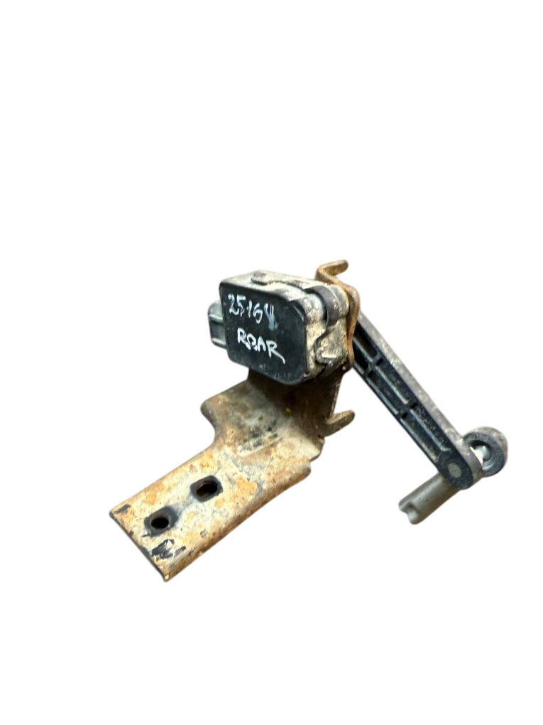 Hyundai Santa Fe Suspension level sensor — rear left Suspension level sensor — rear left — HYUNDAI S...