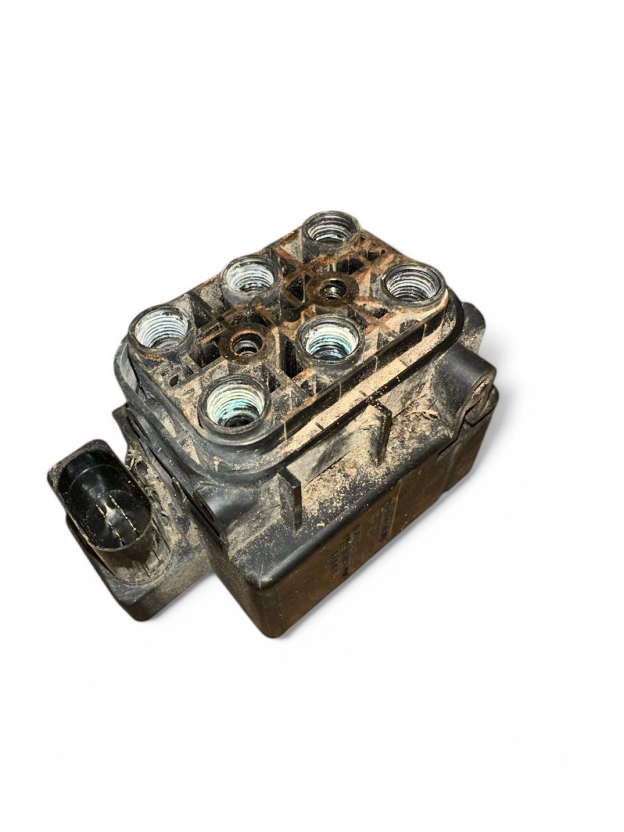 Jeep Grand Cherokee (WK) Air suspension valve block Air suspension valve block — JEEP GRAND CHEROKE...