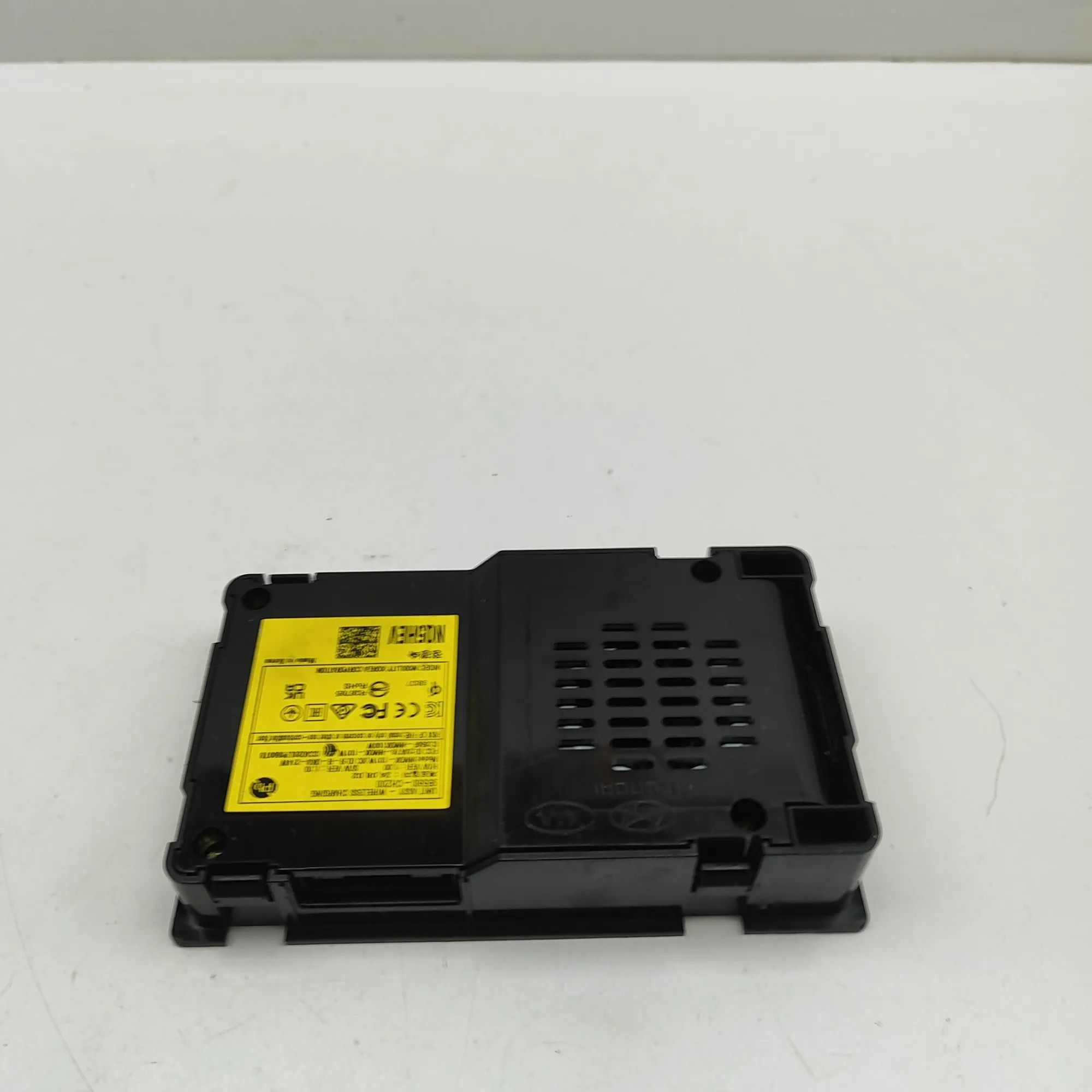 Kia Sportage Wireless charging pad Wireless charging pad — KIA SPORTAGE (V NQ5) (2...