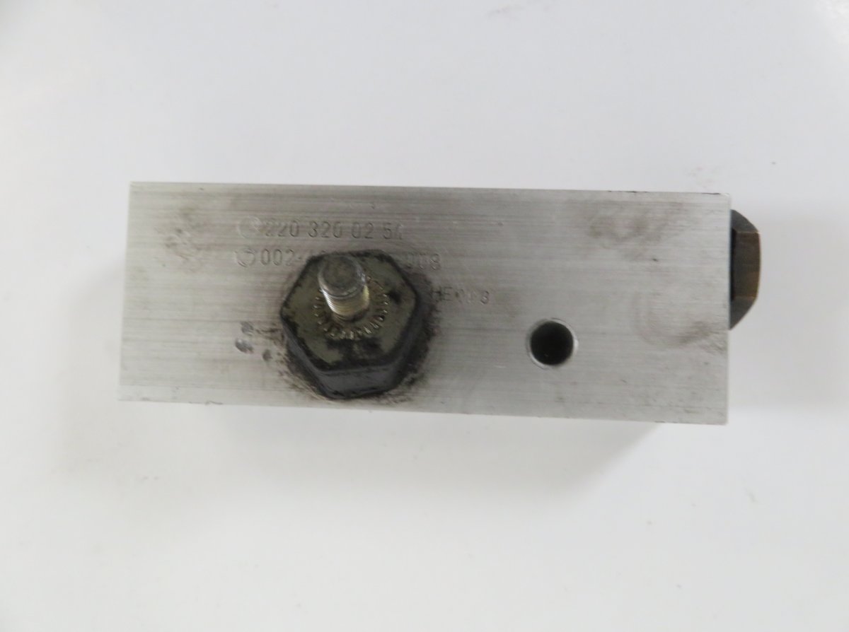 Mercedes-Benz C (W203) Air suspension valve block Air suspension valve block — MERCEDES-BENZ S-CL...