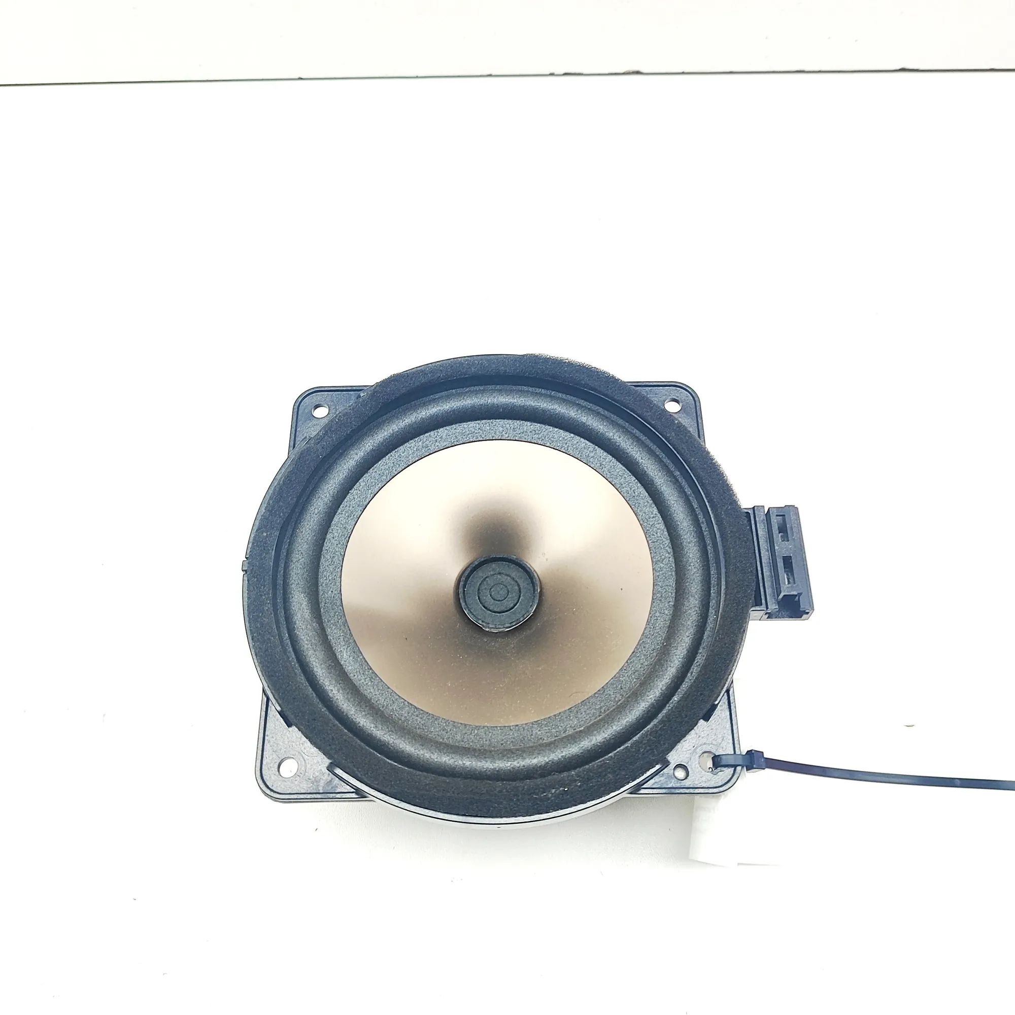 Hyundai Santa Fe Front Right Door Speaker Front Right Door Speaker — HYUNDAI SANTA (FÉ II...