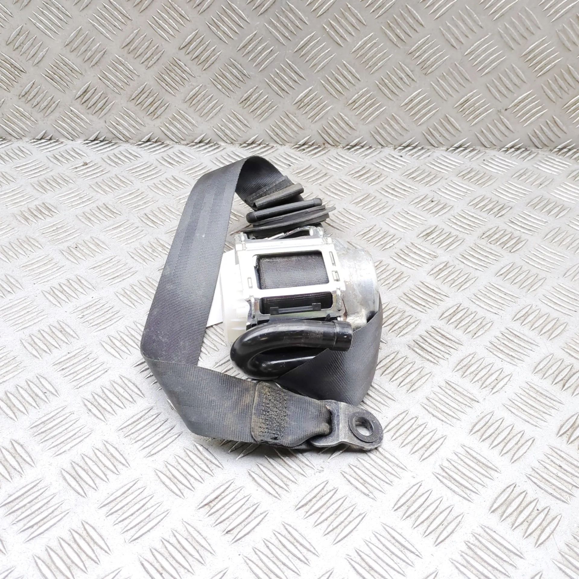 Audi Q3 (F3) Rear Middle Seatbelt Rear Middle Seatbelt — AUDI Q3 (Sportback F3N) ...