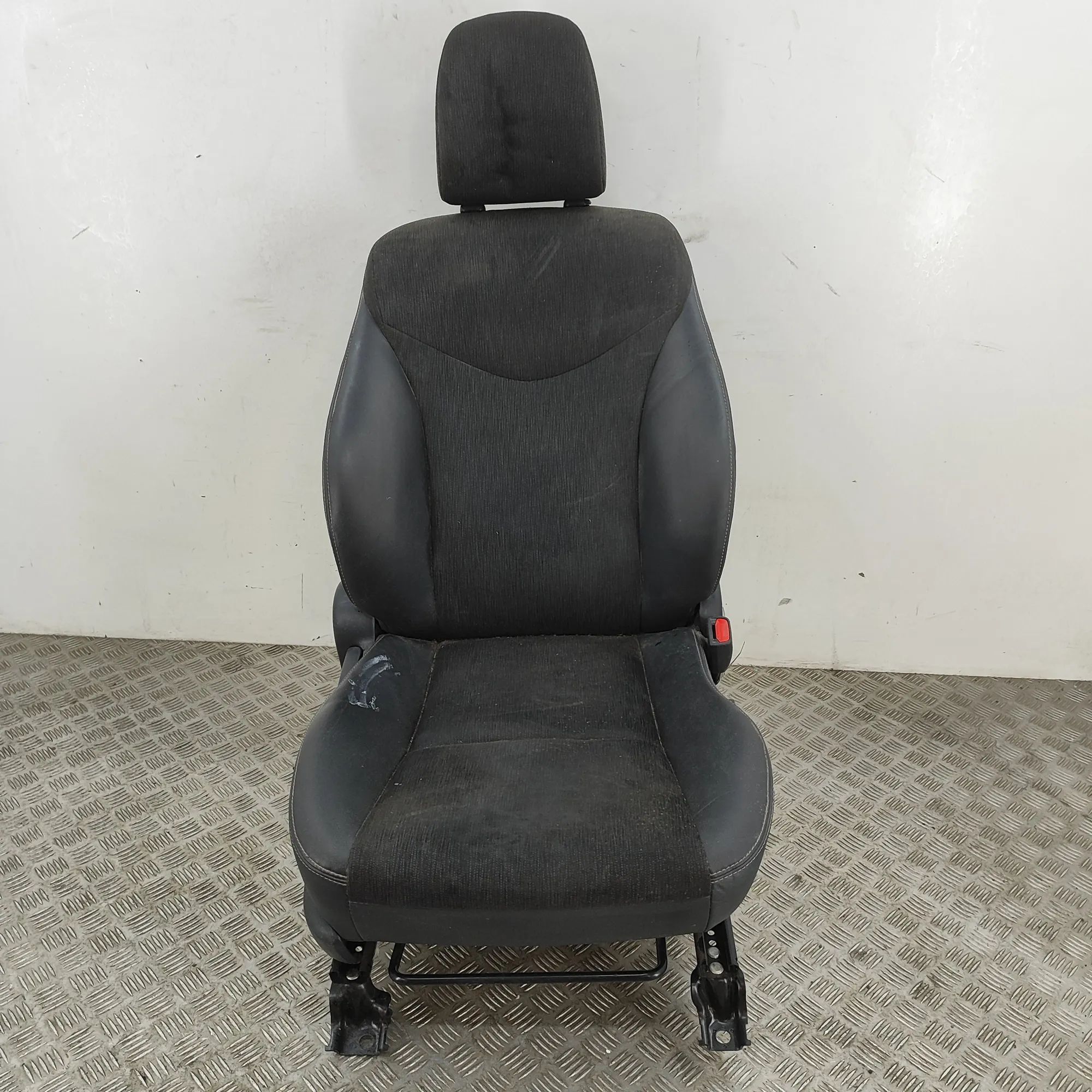 Toyota Prius+ Front Right Seat Front right seat — TOYOTA PRIUS (PLUS _W4_) (20...