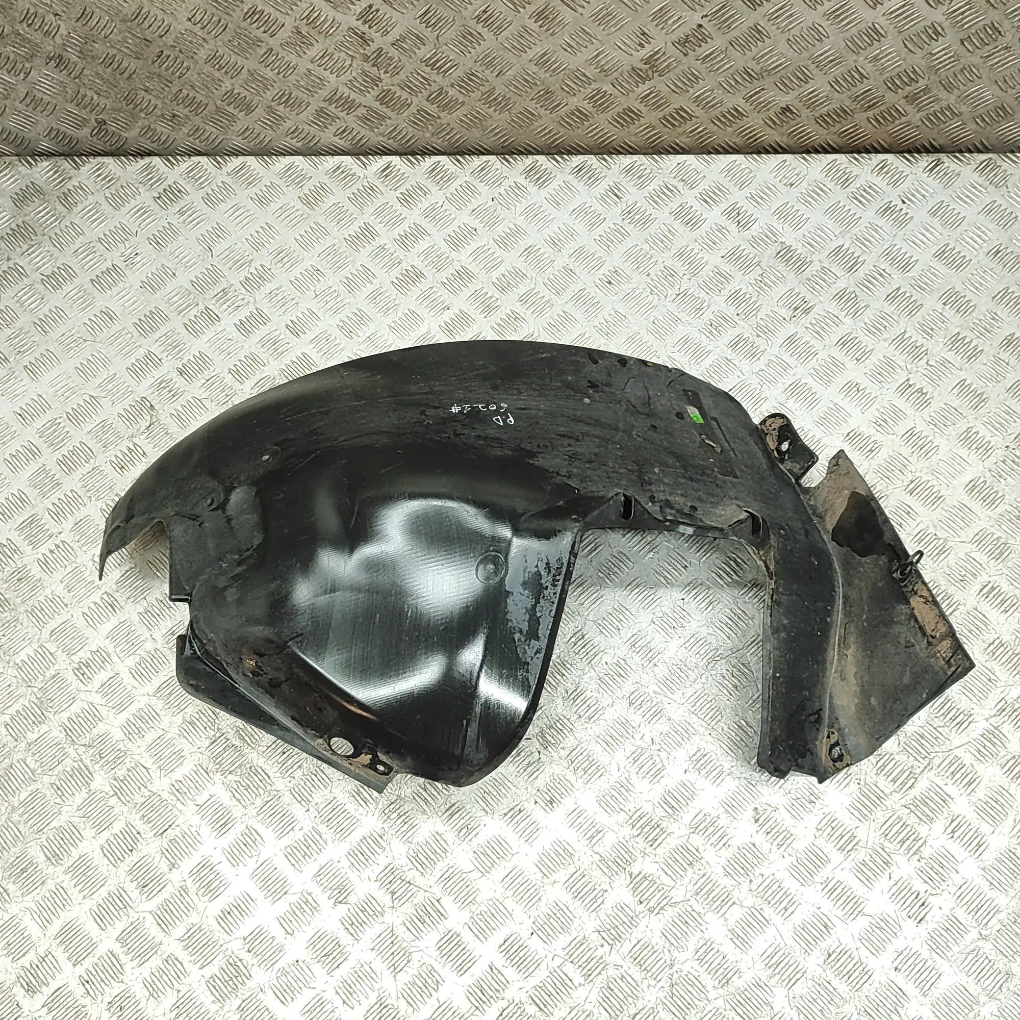 Porsche 911 (991) Wheel arch liner — front — right — rear section Wheel arch liner — front — right — rear section...