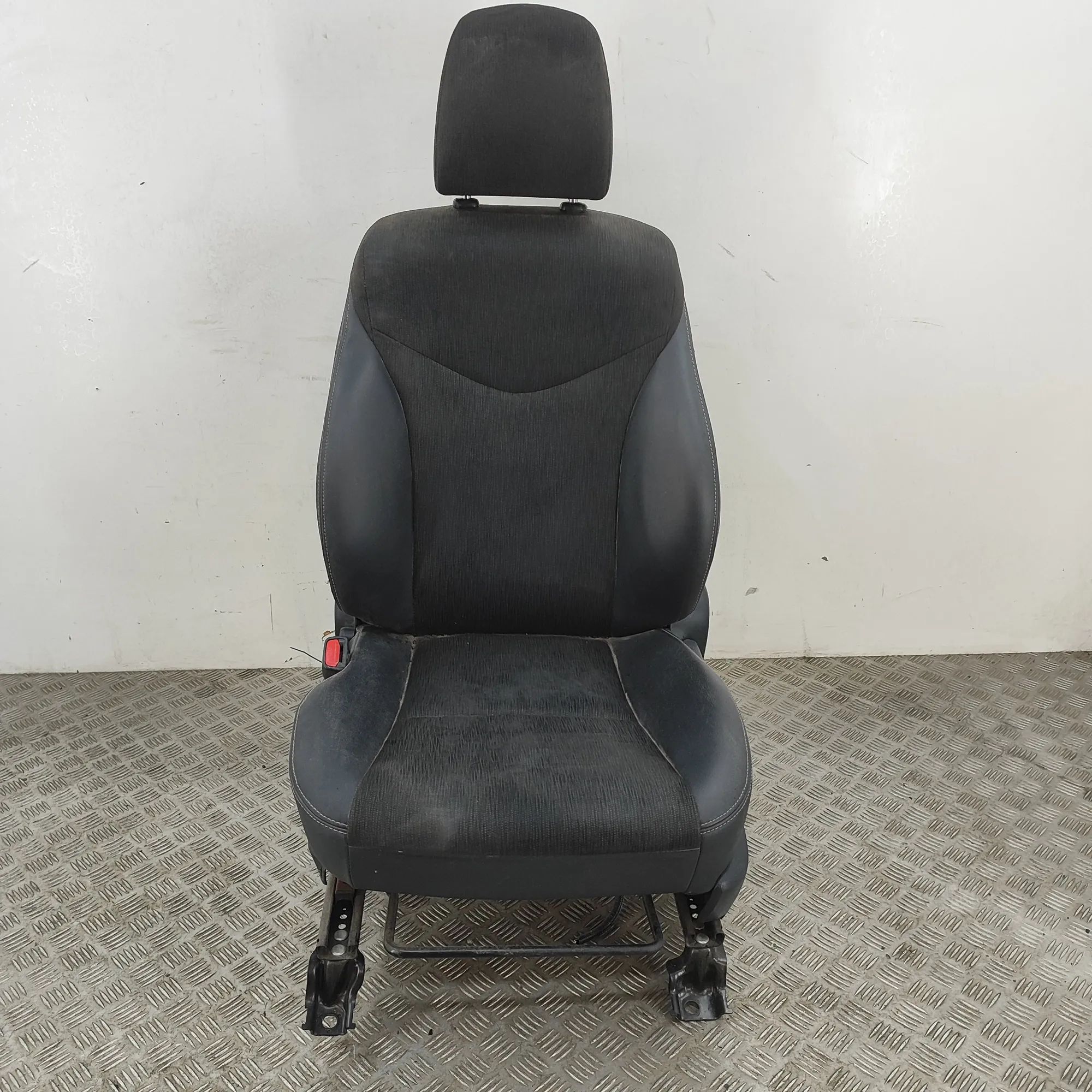 Toyota Prius+ Front Left Seat Front left seat — TOYOTA PRIUS (PLUS _W4_) (201...
