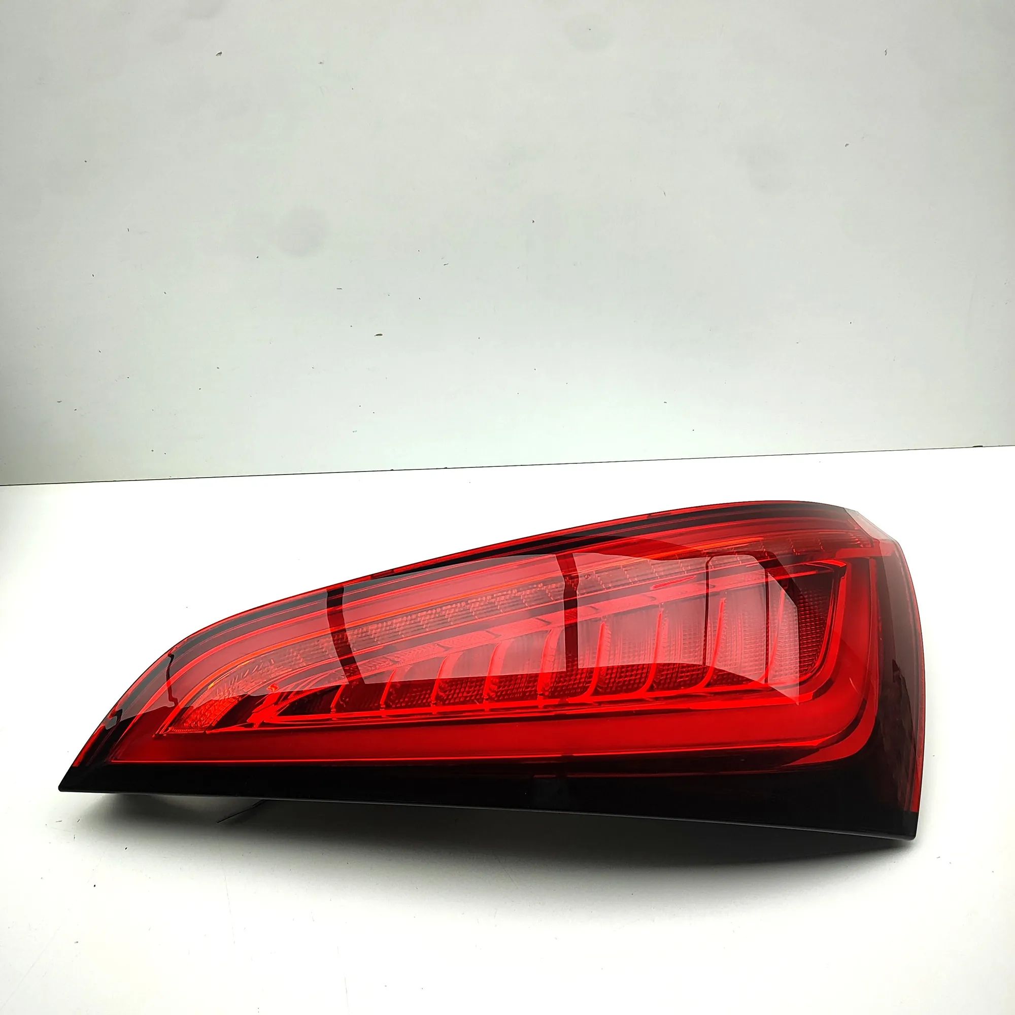 Audi Q5 (8R) Right Side Tailgate Tail Light Right Side Tailgate Tail Light — AUDI Q5 (8R) (...