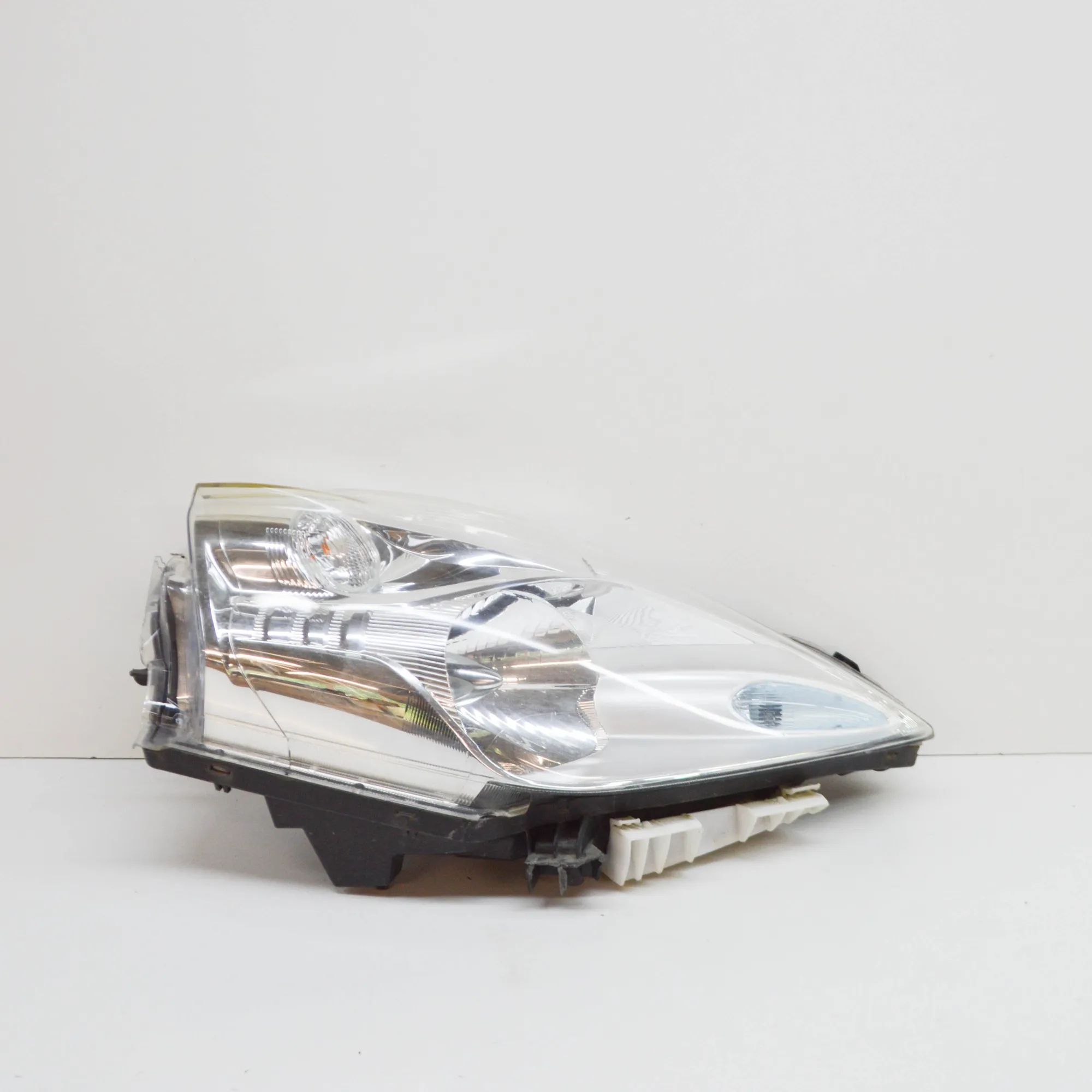Nissan Leaf Front Right Headlight Front Right Headlight — NISSAN LEAF (ZE0) (2010...