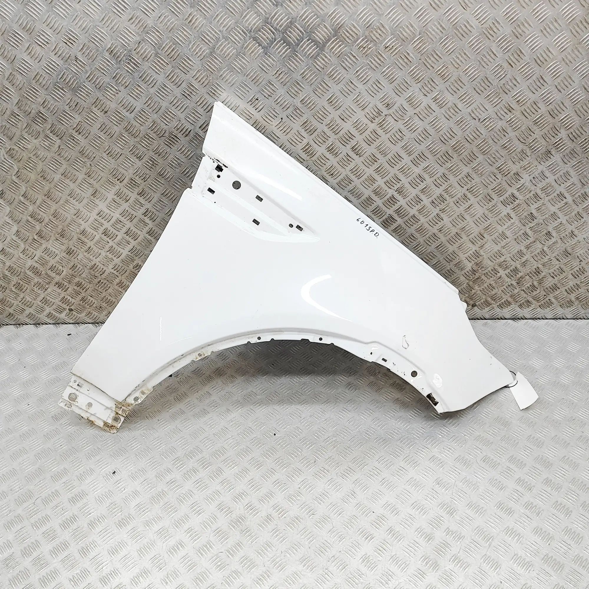 Land Rover Discovery Front Right Fender Front Right Fender — LAND ROVER DISCOVERY (V L4...