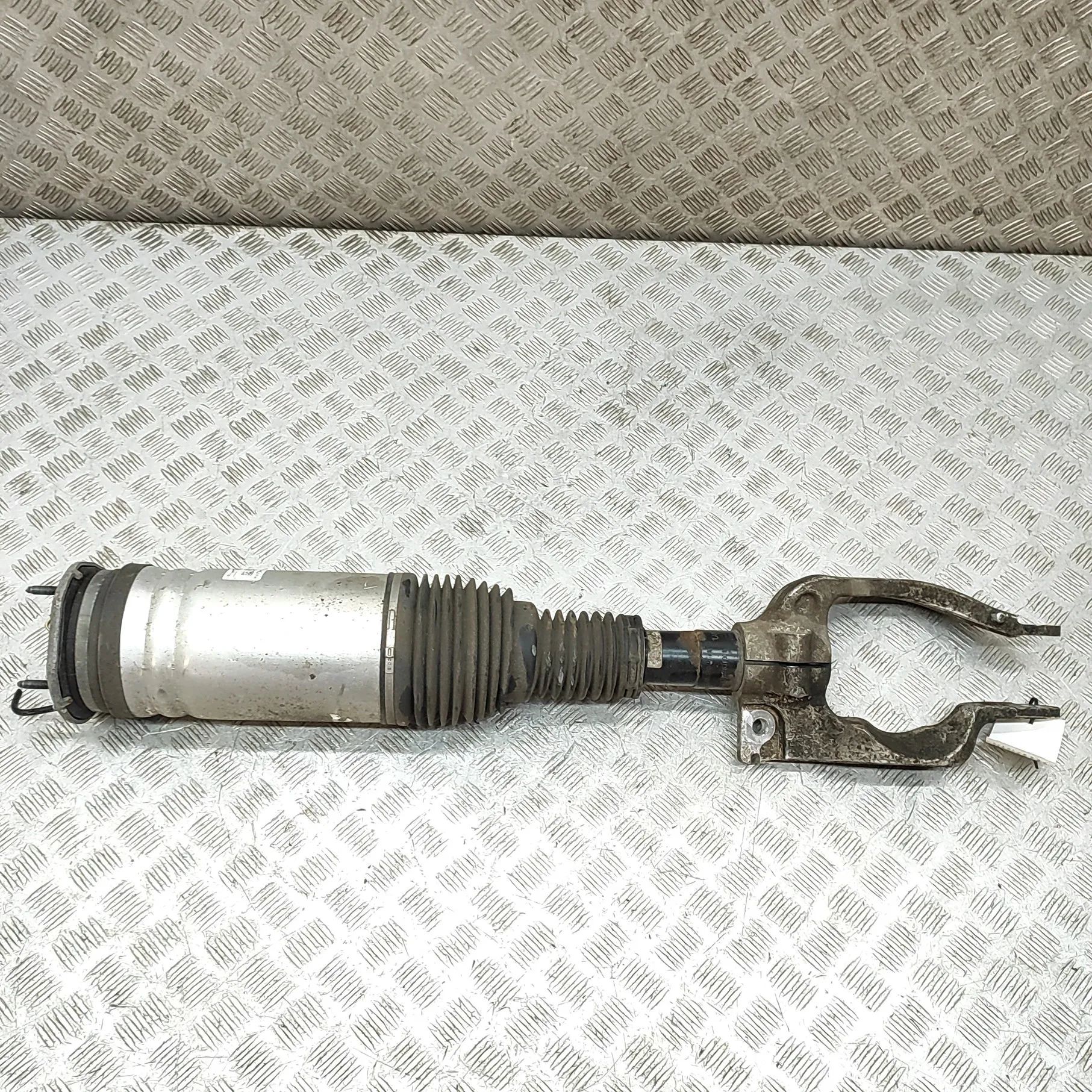 Land Rover Discovery Front Left Air Shock Absorber Front Left Air Shock Absorber — LAND ROVER DISC...
