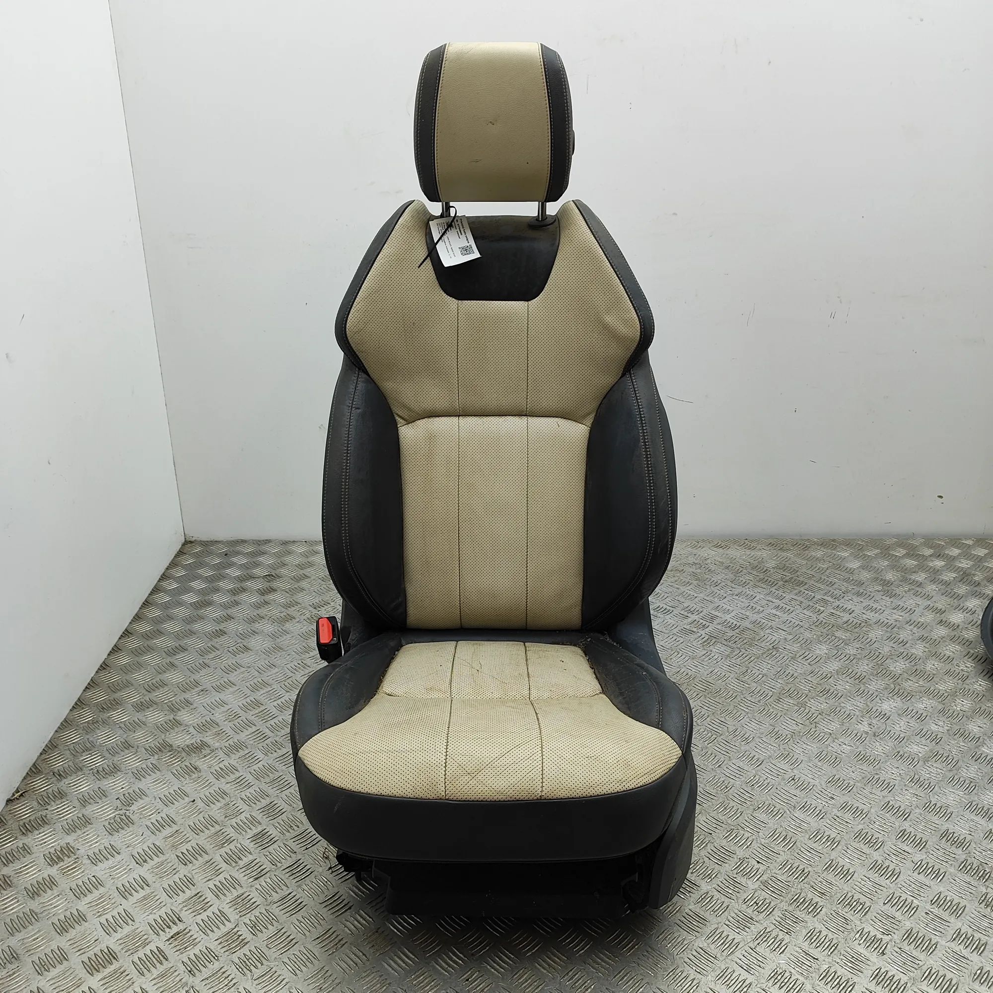 Land Rover Range Rover Evoque Front Left Seat Front left seat — LAND ROVER RANGE ROVER EVOQUE...