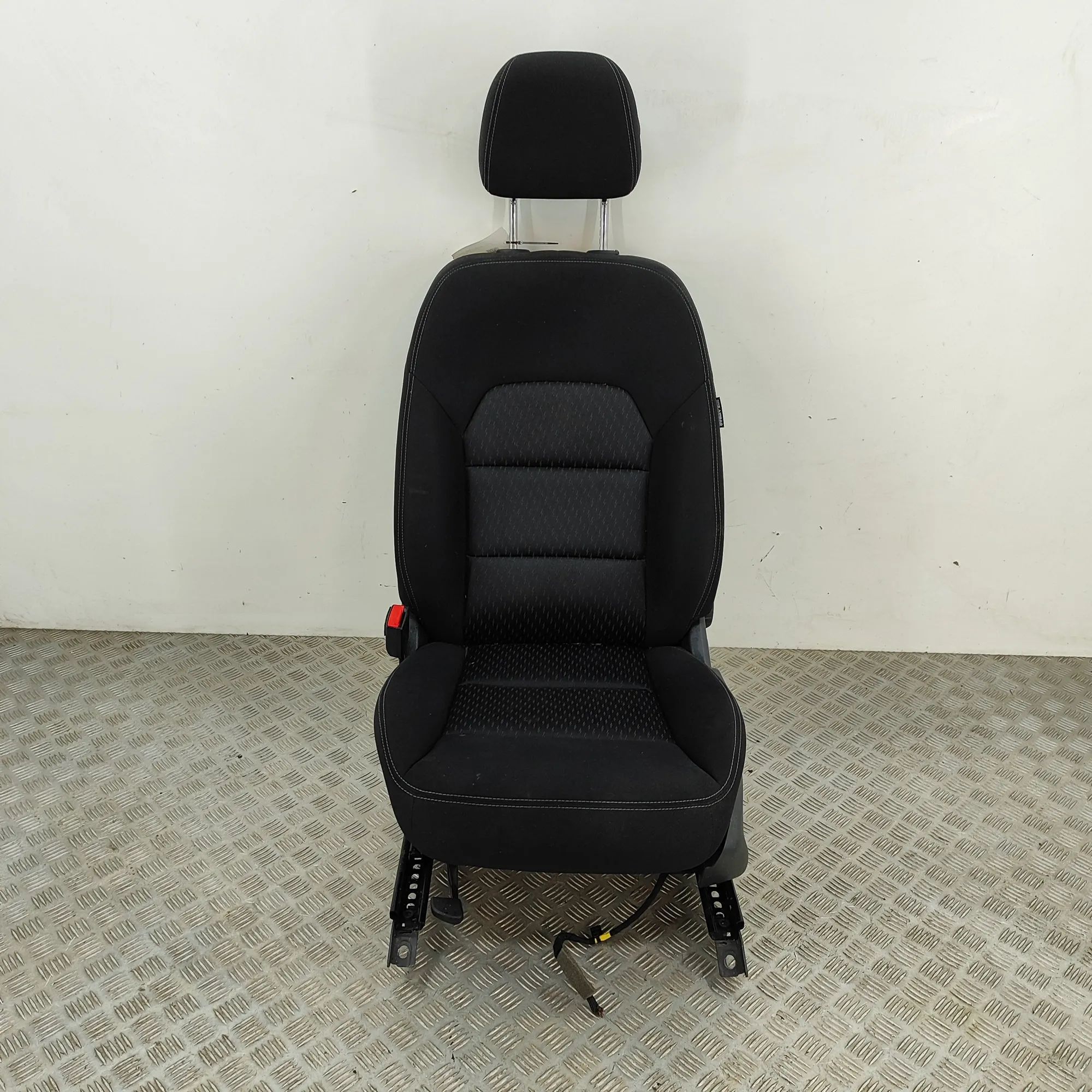 Infiniti Q30 Front Left Seat