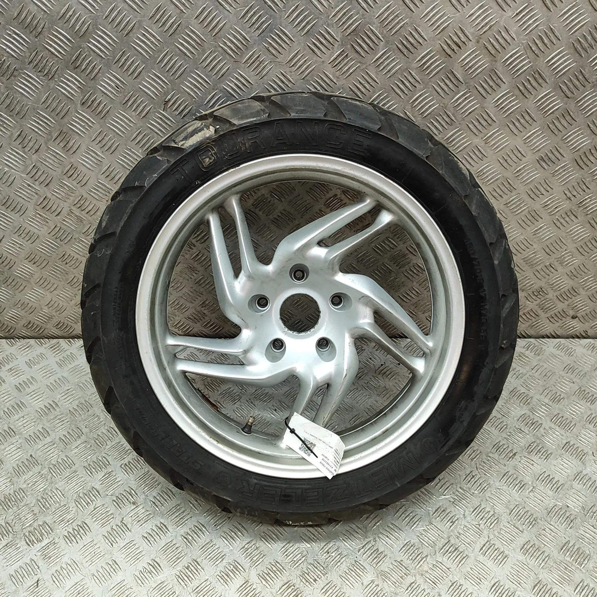 Rear wheel alloy rim