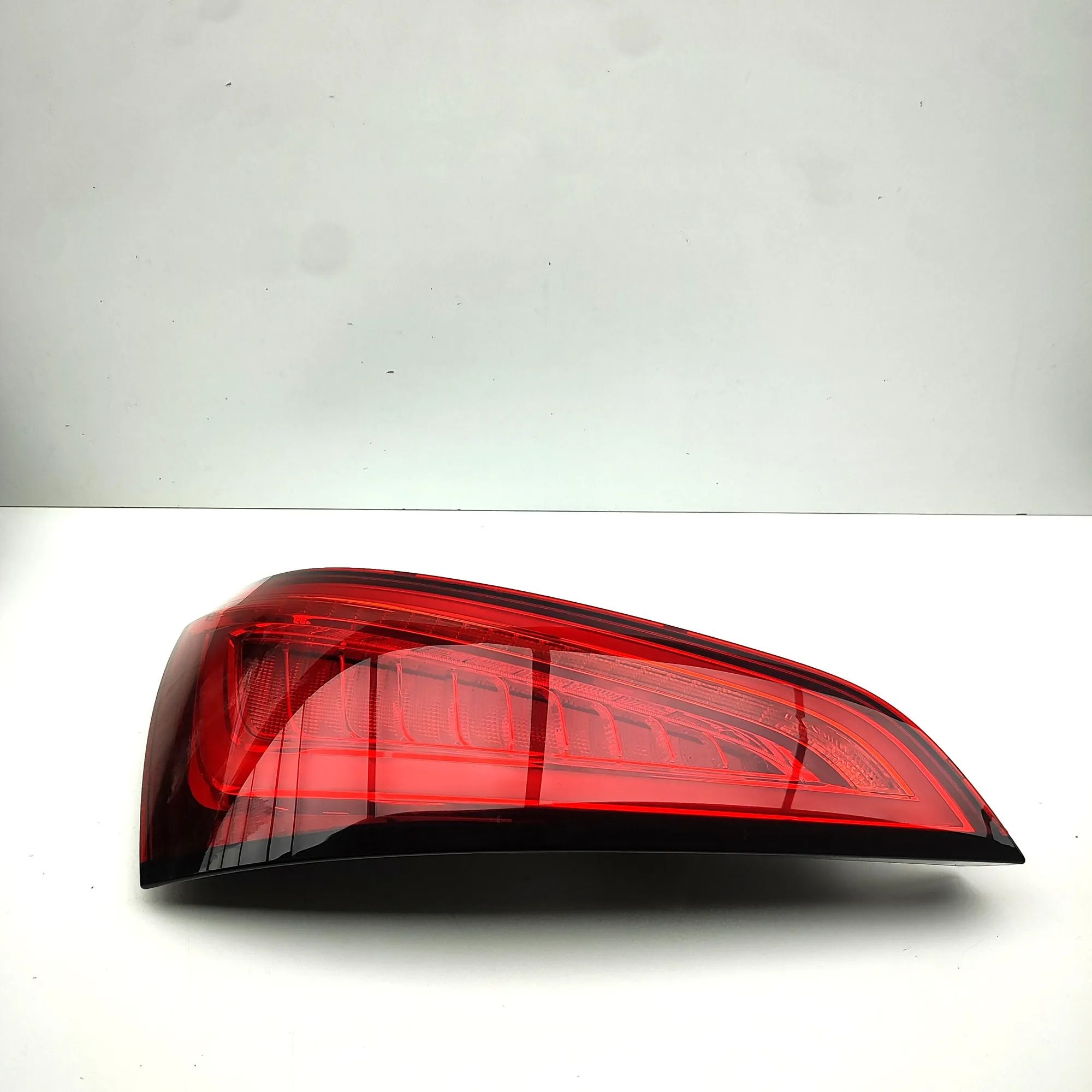 Audi Q5 (8R) Left Side Tailgate Tail Light Left Side Tailgate Tail Light — AUDI Q5 (8R) (2...