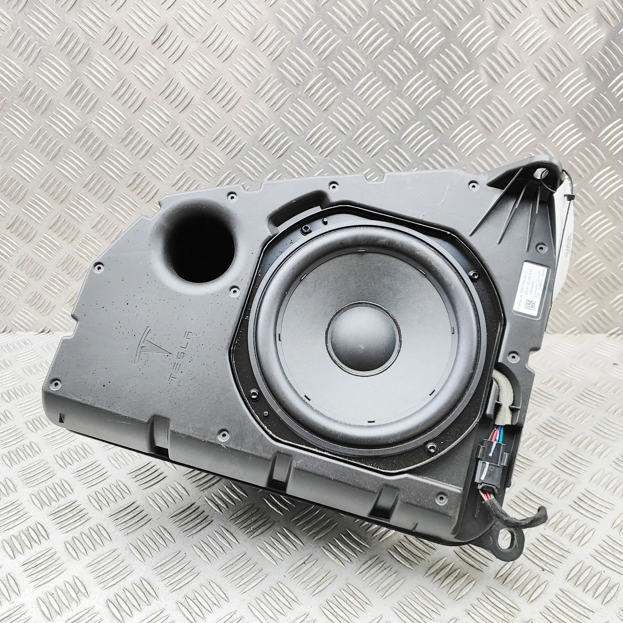 Tesla Model Y Subwoofer Subwoofer — TESLA MODEL Y (2019-...) — 1507154-...