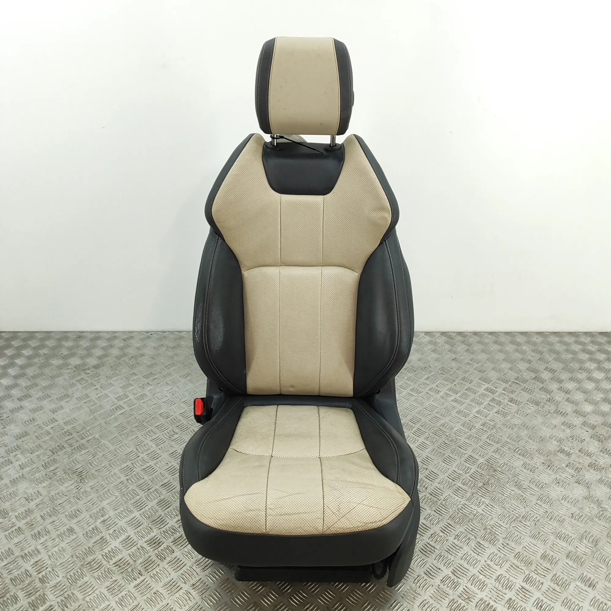 Land Rover Range Rover Evoque Front Left Seat Front left seat — LAND ROVER RANGE ROVER EVOQUE...